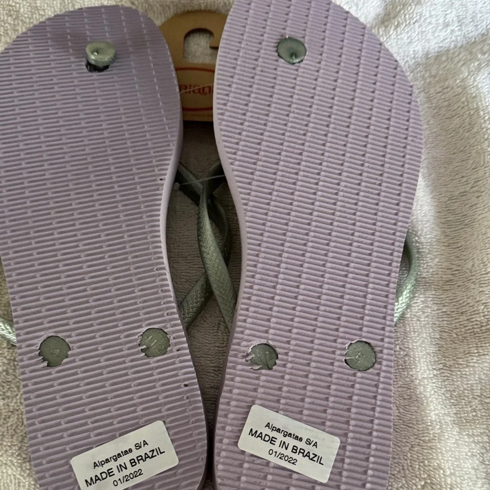 Havaianas Lavender and Metallic Flip Flops NWT Alpagatae - Picture 2 of 2
